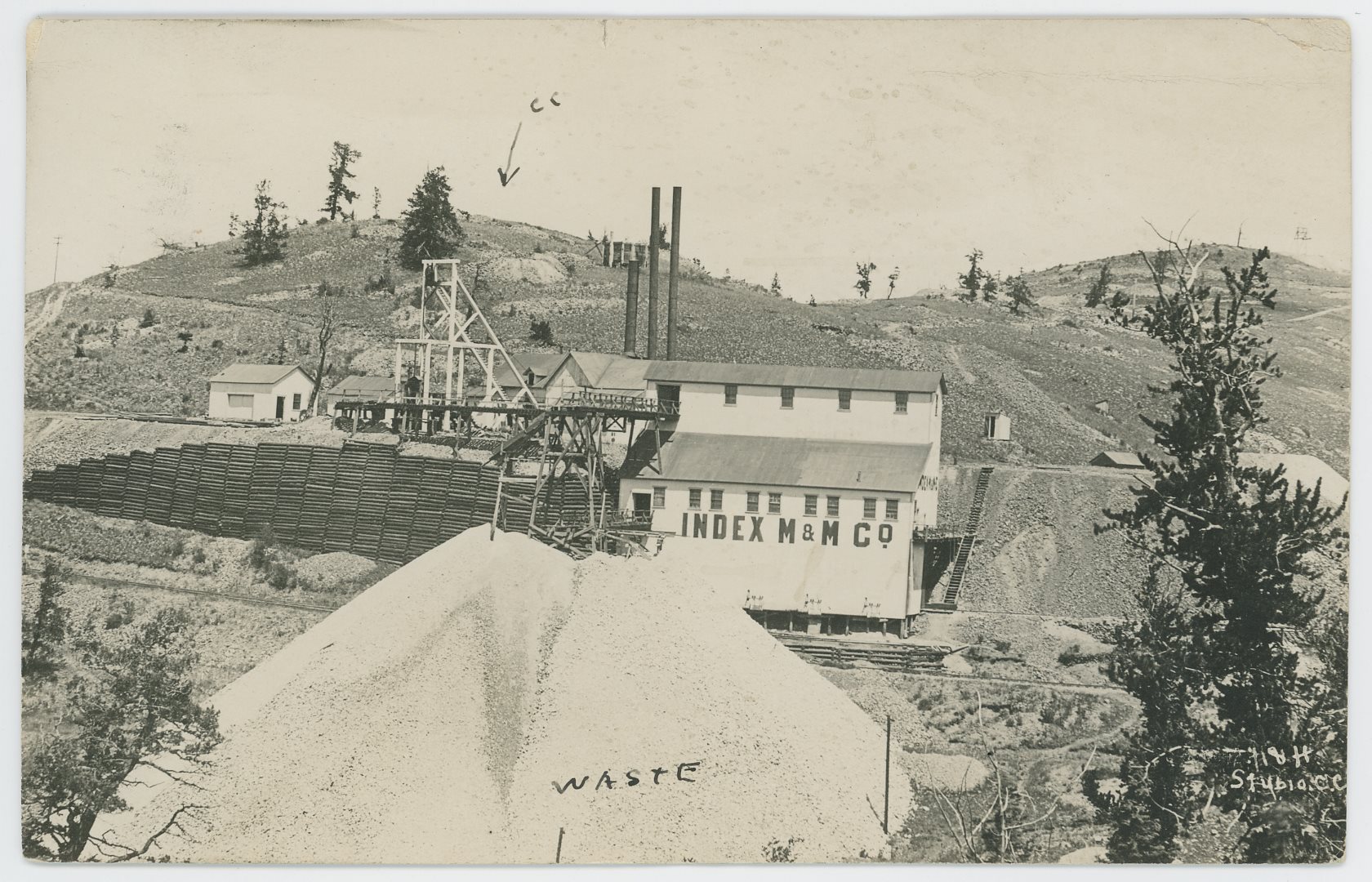 This view here of the surface structures for the Index Mining & Milling Company is a view that has some fame to it as it has been used in several postcards crop-versions and I have seen it used in one postcard folder during the timeframe from when it was taken sometime before April 1916 when this postcard was mailed. From one of the other postcards I've seen the stamp box has a look that dates it around 1910.
   In regard to the view itself; I personally love it as it shows the former Mint mine on Gold Hill in all its glory! This  mine was connected to the Low Line/Short Line branch through a spur that might have been meant to go all the way up to a connection at the Anchoria-Leland mine, seen a map that even drew the rails all the way but as far as I know it only came to be a roadbed without rails, with rails only at each end serving the mines there. This mine had its connection down along the Low Line at the so-called Alamo Junction, about halfway between Cripple Creek and Anaconda, named so from the nearby Alamo mine, which never really grew big...